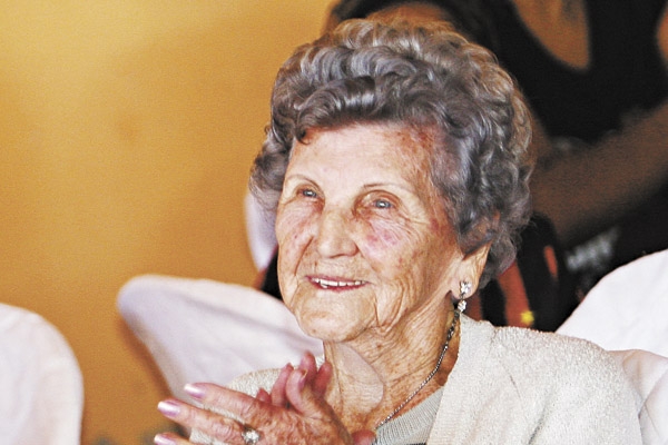 Dentre os queridos aniversariantes desta semana, temos a destacar nossa estimada dona Augusta Paludetto, madrinha natural da Rádio Difusora, e que emplaca a imponente marca dos 94 anos, com muita saúde e lucidez. Um carinhoso abraço a ela.